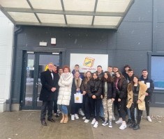 Powiększ zdjęcie Uczestnicy wycieczki przed budynkiem firmy Geis