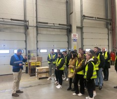 Powiększ zdjęcie Uczestnicy wycieczki w hali podczas zwiedzania firmy Geis