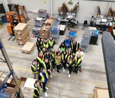 Powiększ zdjęcie Uczestnicy wycieczki w hali podczas zwiedzania firmy Geis