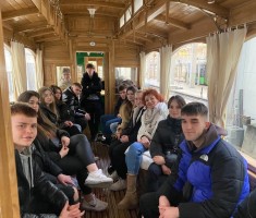 Powiększ zdjęcie Uczestnicy wycieczki w wagonie tramwajowym podczas zwiedzania zajezdni Franowo