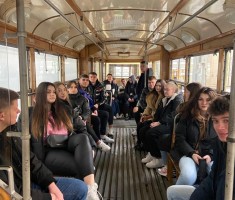 Powiększ zdjęcie Uczestnicy wycieczki w wagonie tramwajowym podczas zwiedzania zajezdni Franowo 