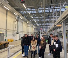Powiększ zdjęcie Uczestnicy wycieczki w hali podczas zwiedzania firmy Geis