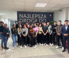 Powiększ zdjęcie Uczestnicy wycieczki w budynku Wyższej Szkoły Logistyki w Poznaniu