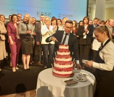 Powiększ zdjęcie Tort dla wyróżnionych i nagrodzonych nauczycieli