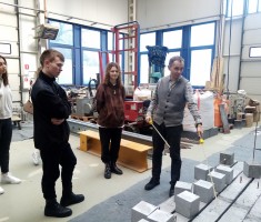 Powiększ zdjęcie Prowadzący zajęcia oraz uczniowie podczas warsztatów