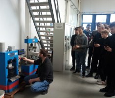 Powiększ zdjęcie Prowadzący zajęcia oraz uczniowie podczas warsztatów