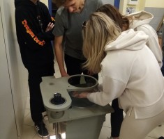 Powiększ zdjęcie Uczniowie technikum budowlanego w laboratorium Instytutu Budownictwa podczas wykonywania zadania