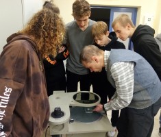 Powiększ zdjęcie Prowadzący zajęcia oraz uczniowie technikum budowlanego w laboratorium Instytutu Budownictwa podczas ćwiczeń