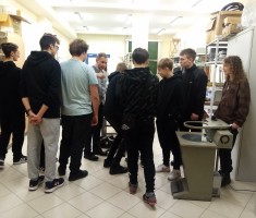 Powiększ zdjęcie Prowadzący zajęcia oraz uczniowie technikum budowlanego w laboratorium Instytutu Budownictwa