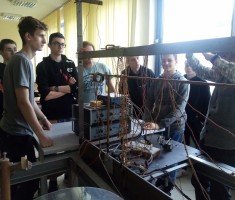 Powiększ zdjęcie Uczniowie technikum budowlanego w laboratorium Instytutu Budownictwa podczas warsztatów