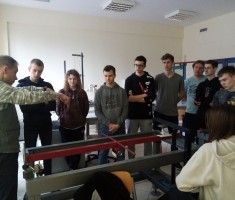 Powiększ zdjęcie Prowadzący zajęcia oraz uczniowie technikum budowlanego w laboratorium Instytutu Budownictwa