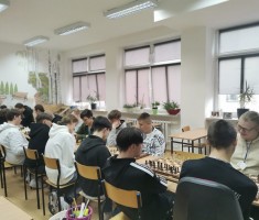 Powiększ zdjęcie Uczestnicy turnieju w trakcie rozgrywanych partii szachów