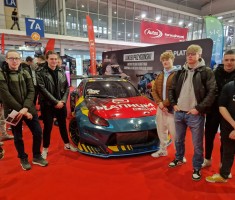 Powiększ zdjęcie Uczniowie klasy trzeciej technikum przy samochodzie sportowym