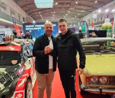 Powiększ zdjęcie Uczeń z dziennikarzem TVN Turbo Grzegorzem Dudą