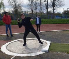 Powiększ zdjęcie Zawodnik pcha kulą