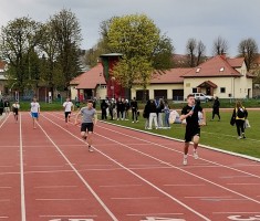 Powiększ zdjęcie Finisz biegu sztafetowego chłopców 4x100m