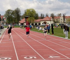 Powiększ zdjęcie Finisz biegu rozstawnego 4x100m dziewcząt