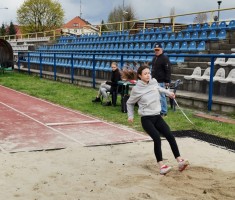 Powiększ zdjęcie Końcowa faza skoku w dal w wykonaniu reprezentantki Naszej szkoły