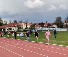 Powiększ zdjęcie Zawodniczki rywalizujące na dystansie 1500m