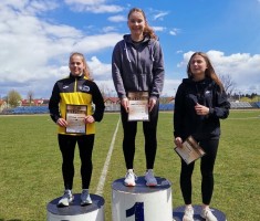 Powiększ zdjęcie Podium najlepszych oszczepniczek zawodów - na I miejscu Nina Rzeźniczak 