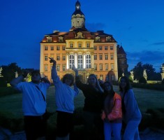 Powiększ zdjęcie Książ nocą