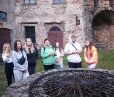 Powiększ zdjęcie Na zamku Grodno - kto wrzuci monetę lewą ręką przez prawe ramię?