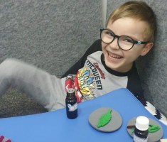 Powiększ zdjęcie Franio tworzy różne kształty z filcu