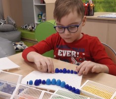 Powiększ zdjęcie Franio rozwiązuje zadanie