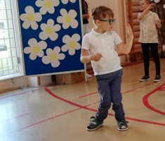 Powiększ zdjęcie Franio na sali sportowej