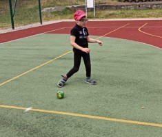 Powiększ zdjęcie Franio na boisku szkolnym