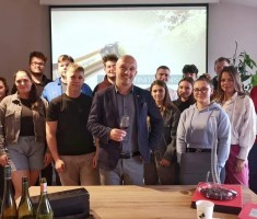 Powiększ zdjęcie Uczestniczy warsztatów z prowadzącym