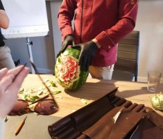 Powiększ zdjęcie Kwiat wyrzeźbiony w arbuzie