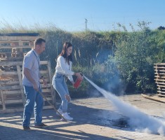 Powiększ zdjęcie Uczennica z gaśnicą podczas zajęć praktycznych