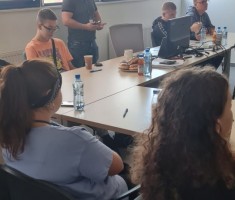 Powiększ zdjęcie Teoretyczne zapoznanie uczniów z zasadami BHP obowiązującymi na terenie zakładu