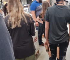 Powiększ zdjęcie Pracownik zapoznaje uczniów z poszczególnymi działami w Castoramie