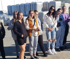 Powiększ zdjęcie Uczniowie na placu przed Castoramą