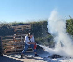 Powiększ zdjęcie Uczennica z gaśnicą
