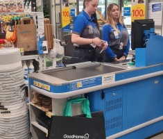 Powiększ zdjęcie Uczniowie klasy patronackiej podczas zajęć praktycznych w Castoramie