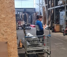 Powiększ zdjęcie Uczniowie klasy patronackiej podczas zajęć praktycznych w Castoramie