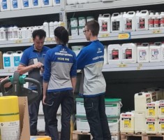 Powiększ zdjęcie Uczniowie klasy patronackiej podczas zajęć praktycznych w Castoramie