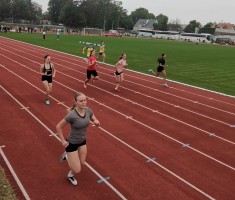 Powiększ zdjęcie Zawodniczki finiszują po swoim biegu