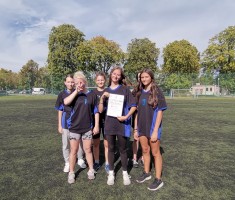 Powiększ zdjęcie Sztafeta dziewcząt z pamiątkowym dyplomem