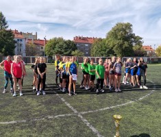 Powiększ zdjęcie Sztafety dziewcząt w oczekiwaniu na dekorację