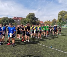 Powiększ zdjęcie Sztafety chłopców w trakcie dekoracji