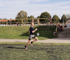 Powiększ zdjęcie Oskar Walczak daje z siebie wszystko na ostatnich metrach swojej zmiany
