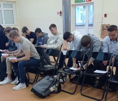 Powiększ zdjęcie Młodzież podczas rozwiązywania zadania