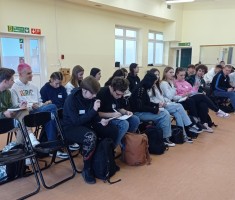 Powiększ zdjęcie Młodzież podczas rozwiązywania zadania