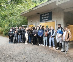 Powiększ zdjęcie Przed wejściem do podziemi