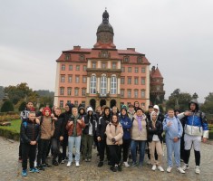 Powiększ zdjęcie Przed Zamkiem