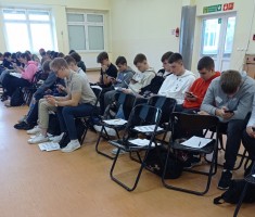 Powiększ zdjęcie Młodzież podczas rozwiązywania zadania